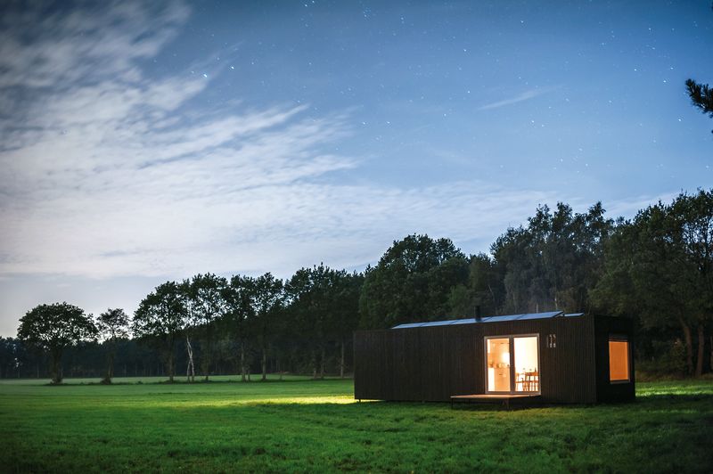 Slow-Cabins-Nightfall-Copyright-Slow-Cabins-by-Jonas-Verhulst-2_resultado