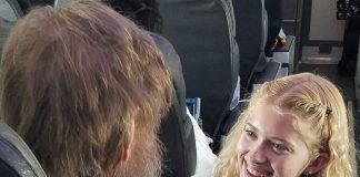 A forma como esta adolescente ajudou um passageiro está a emocionar as redes sociais