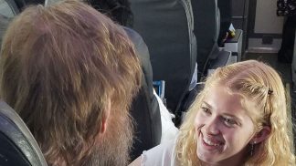 A forma como esta adolescente ajudou um passageiro está a emocionar as redes sociais