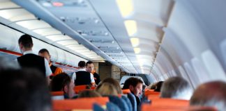 Há um comissário de bordo português que está a fazer furor na Internet