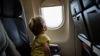 Mãe criticada por voar em primeira classe e deixar filhos em económica