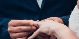 Este casal 'subiu ao altar' a bordo de um avião - e o momento já se tornou viral