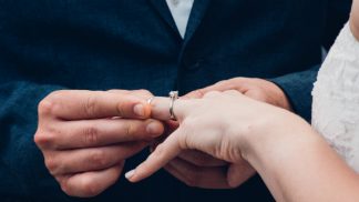 Este casal 'subiu ao altar' a bordo de um avião - e o momento já se tornou viral