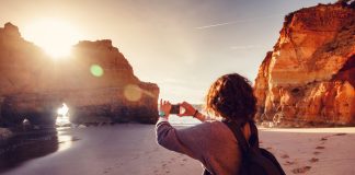 É isto que os portugueses fazem com o smartphone durante as férias