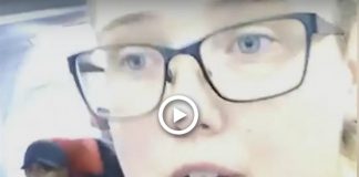 Jovem impede avião de descolar para evitar deportação de passageiro para o «inferno»