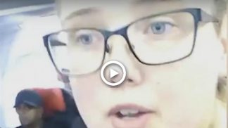 Jovem impede avião de descolar para evitar deportação de passageiro para o «inferno»