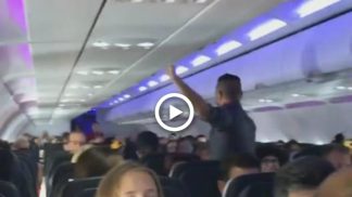 A dança deste comissário de bordo está a fazer furor na Internet [vídeo]