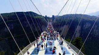 Já se pode saltar da maior ponte de vidro do mundo