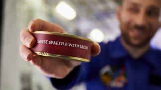 Jantar como um astronauta? Sim, nos aviões desta companhia aérea é possível