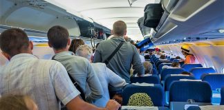 O gesto deste pai para a sua filha durante um voo tornou-se viral nas redes sociais