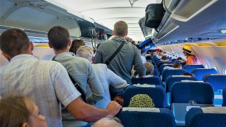 O gesto deste pai para a sua filha durante um voo tornou-se viral nas redes sociais