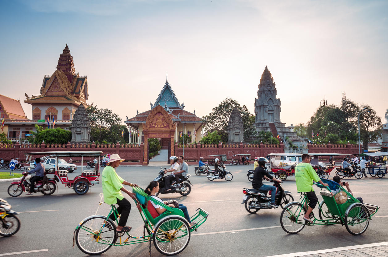 Busy Traffic Outside Wat Ounalom At Sunset In Phnom Penh