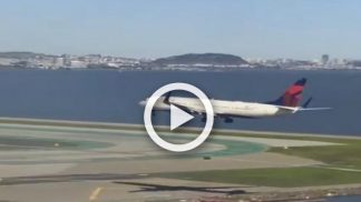 Vídeo mostra dois aviões a aterrarem lado a lado