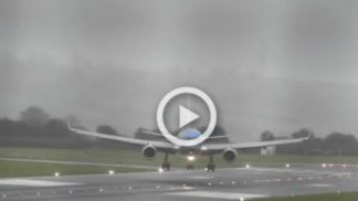 Vídeo mostra aterragem lateral assustadora durante uma tempestade