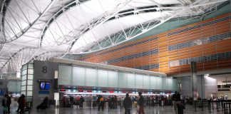 Tempestade tropical obriga casal a casar no átrio do aeroporto