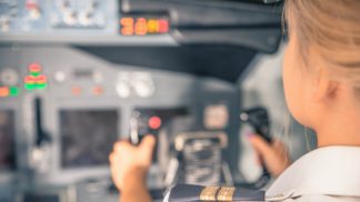 As mulheres também podem ser pilotos? Não chegam aos 5% nesta profissão