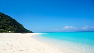 Boracay reabriu limpa e com regras mas o lixo já voltou