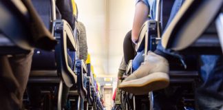 Sabe qual é a razão por que não deve andar descalço nos aviões?