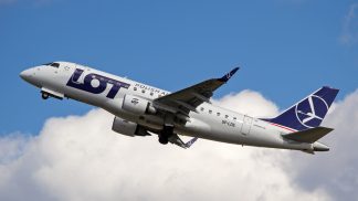 Companhia aérea polaca pede dinheiro a passageiros para pagar a reparação do avião