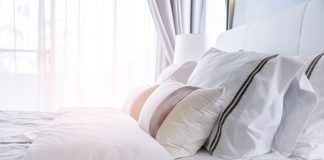 Mulher processa Disneyland por infestação de parasitas na cama do hotel