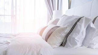 Mulher processa Disneyland por infestação de parasitas na cama do hotel