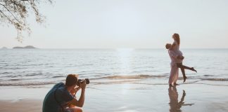 Esta família paga-lhe 90 mil euros para os fotografar em viagem