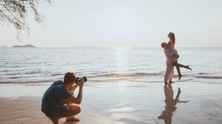 Esta família paga-lhe 90 mil euros para os fotografar em viagem