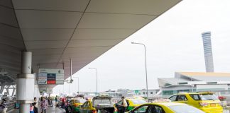 Taxista tailandês devolve mais de 8 mil euros a turista que os perdeu