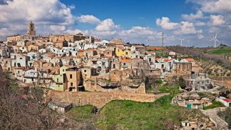 Esta aldeia italiana paga-lhe para passar lá o próximo verão