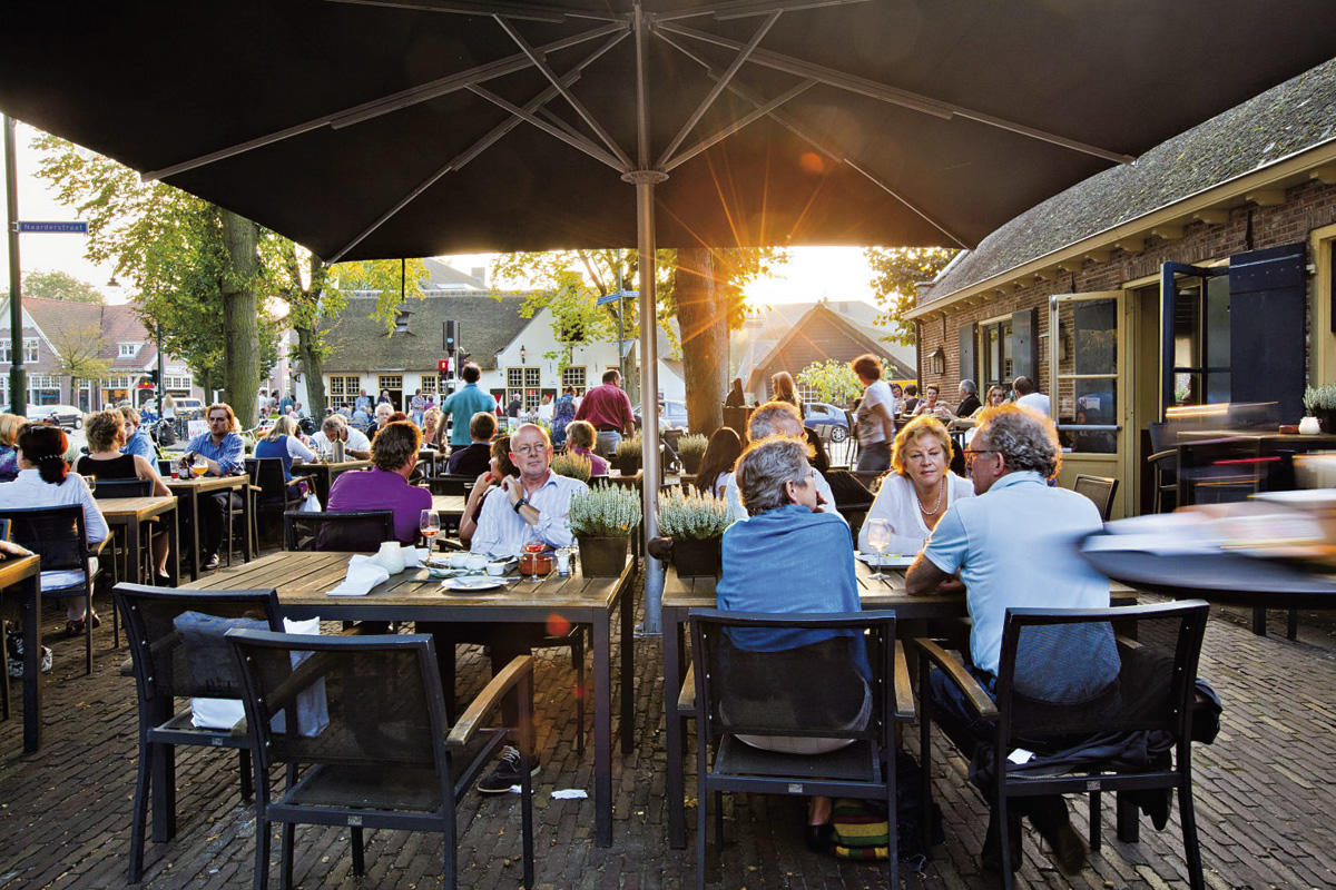 Muev-terras-zwarte-parasol-1600×1067