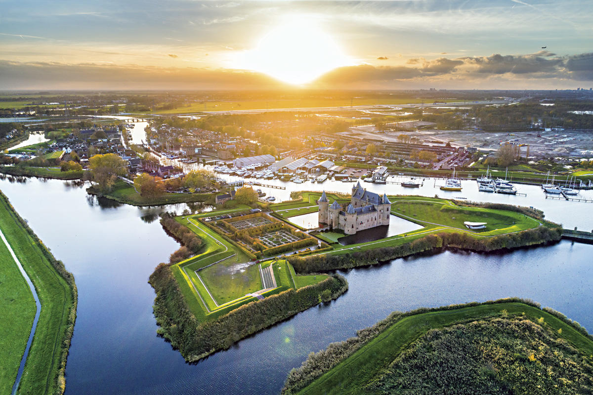 Muiderslot-vanuit-de-Lucht-Muiderslot-Redactioneel