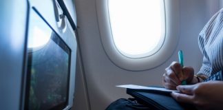 Carta de amor encontrada num avião lança busca viral nas redes sociais