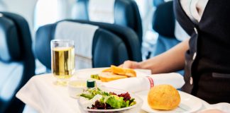 Companhia aérea pede aos passageiros que deixem gorjeta à tripulação