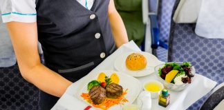 Assistente de bordo revela os segredos da vida nos aviões