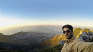 Tiago Fernandes sentou-se ao volante e fez milhares de quilómetros pelo mundo Tiago Fernandes sentou-se ao volante e fez milhares de quilómetros pelo mundo