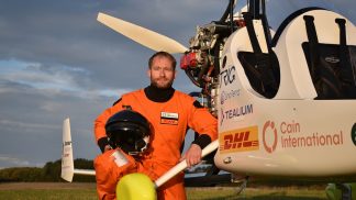 Viajante britânico tenta primeira volta ao mundo em girocóptero