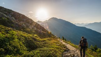 Esta é a razão por que deve viajar pelo mundo de mochila às costas