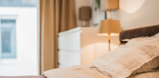 Especialistas revelam dicas para saber se há câmaras escondidas no seu Airbnb