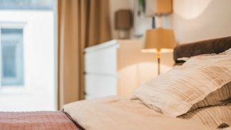 Especialistas revelam dicas para saber se há câmaras escondidas no seu Airbnb