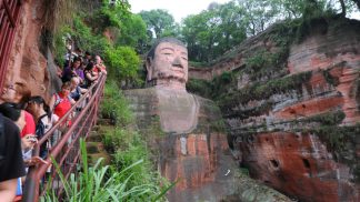 O maior Buda em pedra do mundo volta a receber turistas
