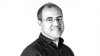 Nuno Artur Silva: «A melhor maneira de conhecer uma cidade é perdermo-nos nela» Nuno Artur Silva: «A melhor maneira de conhecer uma cidade é perdermo-nos nela»