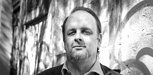 Pedro Mexia: «Viajar é constatar a continuidade entre os sítios imaginados e os sítios vividos» Pedro Mexia: «Viajar é constatar a continuidade entre os sítios imaginados e os sítios vividos»