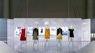 As novas exposições de moda em Londres que tem mesmo de visitar