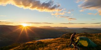 Os lugares mais bonitos do mundo para acampar - e alguns ficam aqui perto