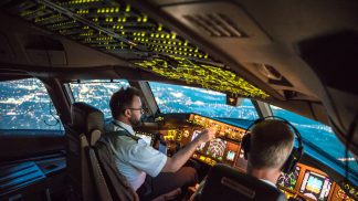 Há um lugar secreto onde os pilotos e a tripulação dormem durante os voos