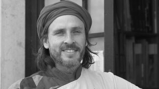 Chakall: «Tenho o mundo no meu cérebro, que viaja, que vê coisas, que pensa coisas» Chakall: «Tenho o mundo no meu cérebro, que viaja, que vê coisas, que pensa coisas»