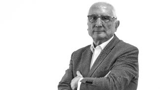 Ferreira Fernandes: «Vejo o mundo e ganho histórias para contar. Sou muito grato por isso» Ferreira Fernandes: «Vejo o mundo e ganho histórias para contar. Sou muito grato por isso»