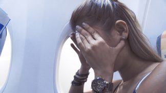 Esta é a razão por que as pessoas choram mais nos aviões