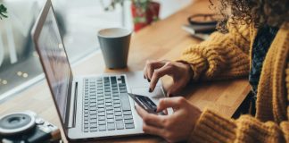 Especialista revela porque nunca deve reservar as férias online