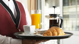 Esta é a razão por que não se deve pedir serviço de quarto